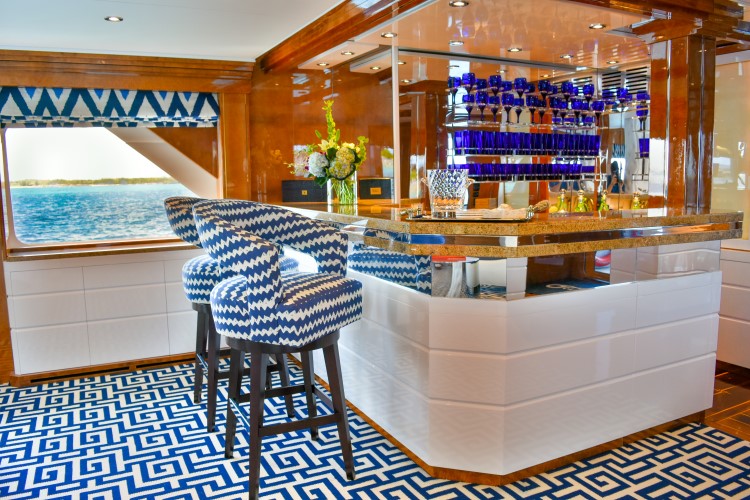octopussy-main-salon-bar