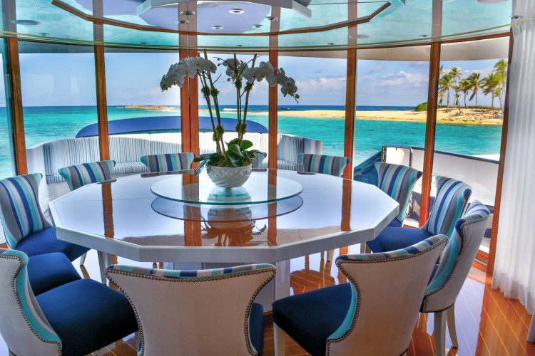 octopussy-main-salon-dining