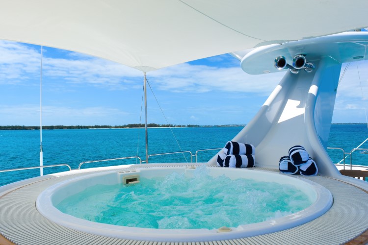 octopussy-sundeck-jacuzzi